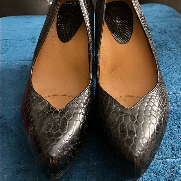 Earthies Shoes - Black alligator textured Earthies size 8